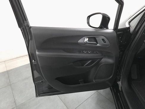 New 2026 Chrysler Pacifica Select AWD/4WD image 10