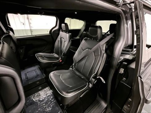Used 2018 Chrysler Pacifica Limited w/ Advanced Safetytec Group FWD image 25