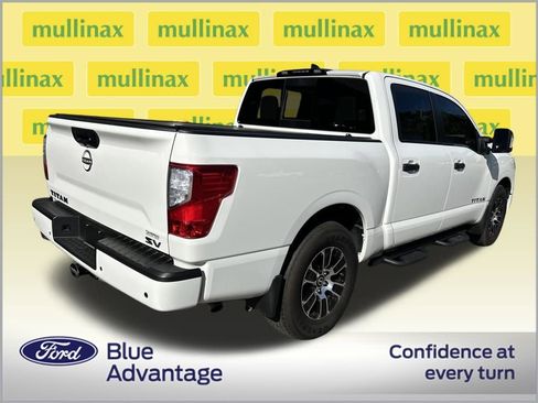 Used 2023 Nissan Titan SV w/ SV Convenience Package image 2