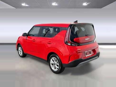 Used 2025 Kia Soul LX w/ LX Technology Package FWD image 3
