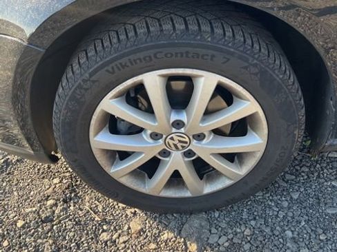 Used 2010 Volkswagen Jetta Limited Edition FWD image 3