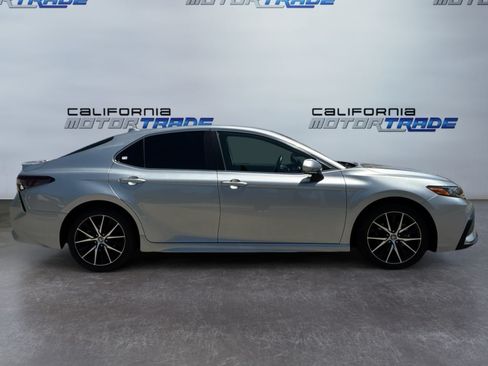 Used 2024 Toyota Camry SE FWD image 4
