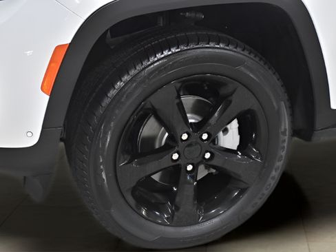 Used 2024 Jeep Grand Cherokee Limited w/ Luxury Tech Group II AWD/4WD image 39