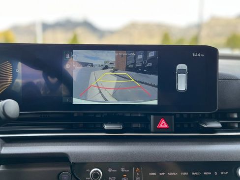 Used 2025 Kia Carnival EX FWD image 18