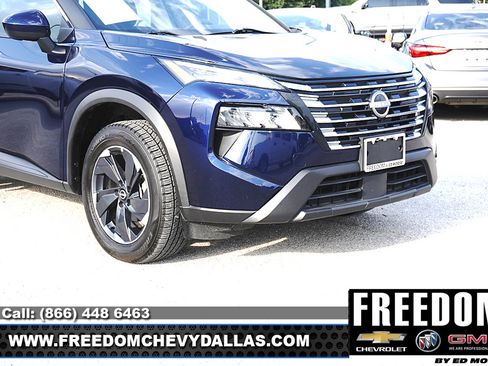 Used 2024 Nissan Rogue SV AWD/4WD image 2