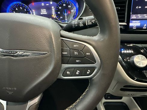 Used 2023 Chrysler Pacifica Touring-L FWD image 29