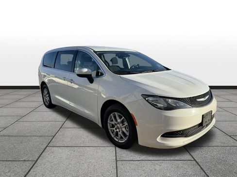 Used 2023 Chrysler Voyager LX image 3