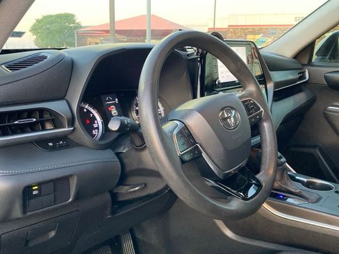 Used 2020 Toyota Highlander L image 9