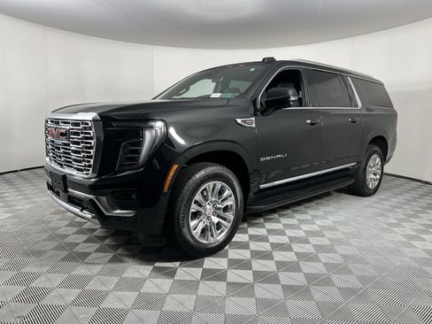 Used 2025 GMC Yukon XL Denali image 3