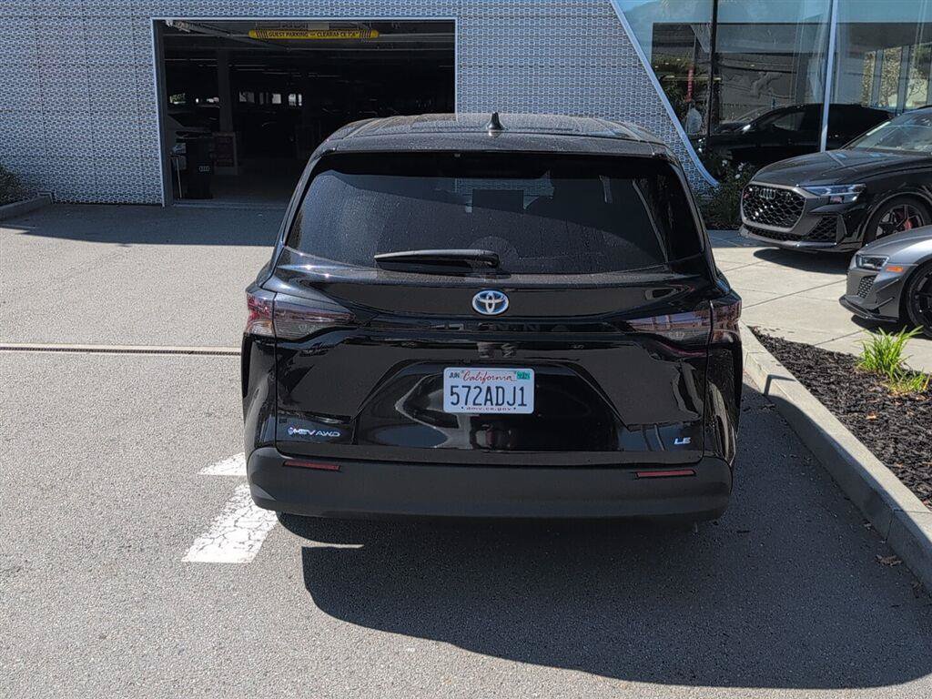 Used 2025 Toyota Sienna LE AWD/4WD image 7