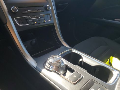 Used 2017 Ford Fusion SE image 28