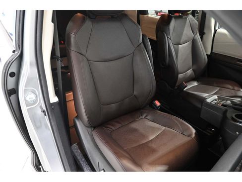 Used 2024 Toyota Sienna Platinum FWD image 16