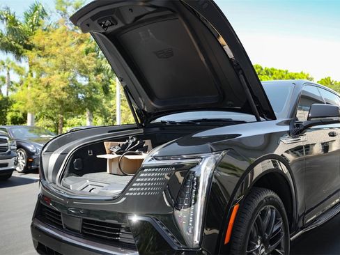 Used 2025 Cadillac Escalade IQ Sport 2 w/ LPO, ONYX Package image 19