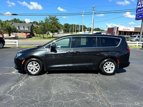 Used 2023 Chrysler Voyager LX image 2