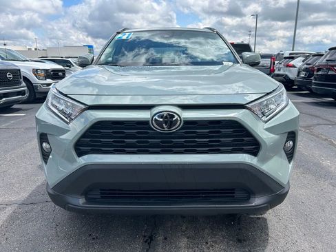 Used 2021 Toyota RAV4 XLE w/ Convenience Package AWD/4WD image 3