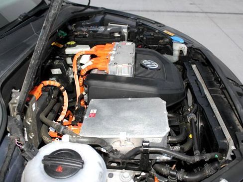 Used 2016 Volkswagen e-Golf SE image 33