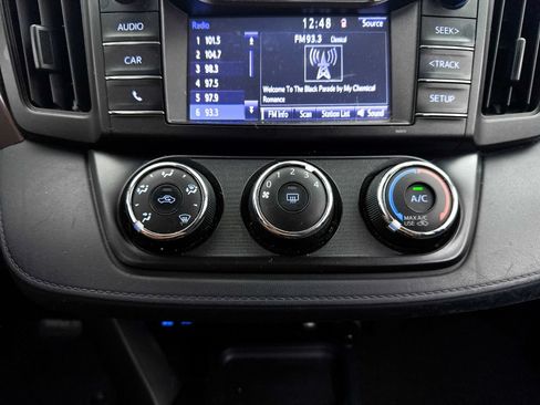 Used 2018 Toyota RAV4 LE w/ Carpet Mat Package FWD image 19