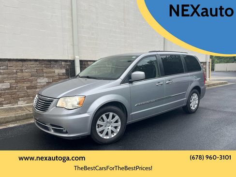 Used 2014 Chrysler Town & Country Touring FWD image 1