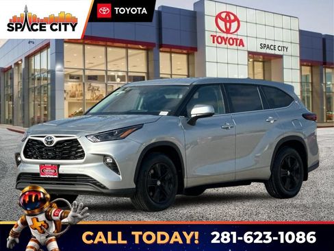 Certified 2025 Toyota Highlander LE AWD/4WD image 1