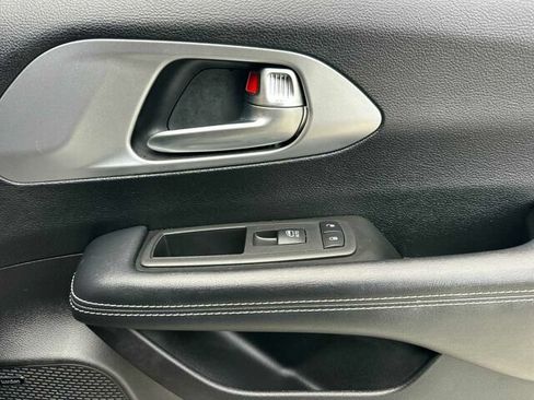 Used 2019 Chrysler Pacifica Limited w/ Advanced Safetytec Group FWD image 22