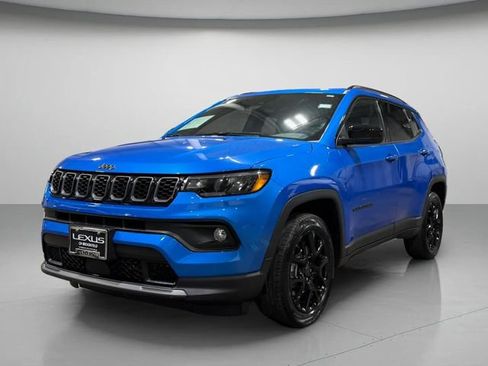 Used 2025 Jeep Compass Latitude w/ Altitude Special Edition AWD/4WD image 2