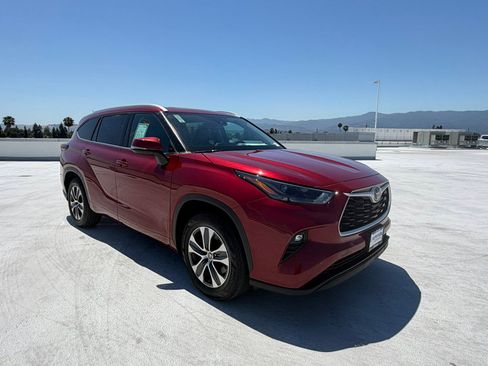Used 2022 Toyota Highlander XLE FWD image 2