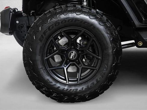 Used 2020 Jeep Wrangler Unlimited Sahara image 23