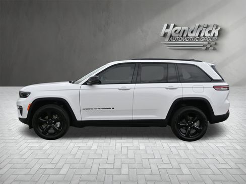 Used 2025 Jeep Grand Cherokee Limited w/ Black Appearance Package image 10