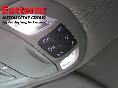Used 2023 Chrysler Pacifica Touring-L FWD image 21