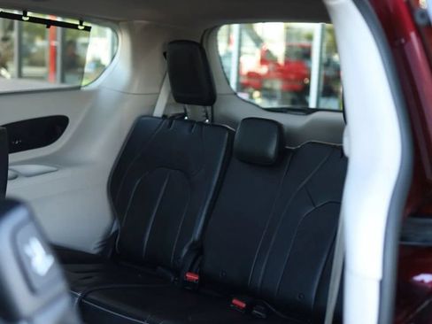 Used 2019 Chrysler Pacifica Limited FWD image 35