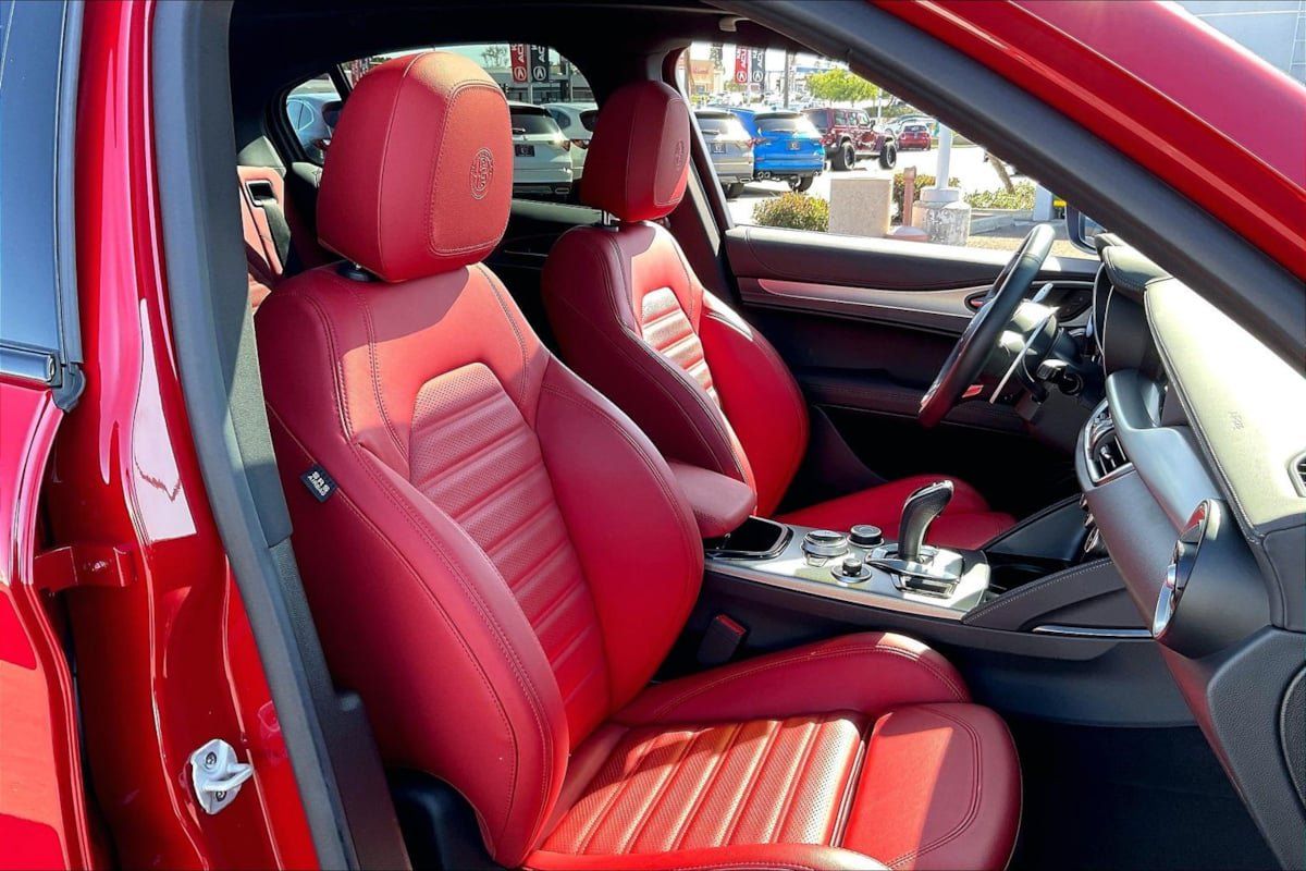 Used 2025 Alfa Romeo Stelvio Sprint AWD/4WD image 7