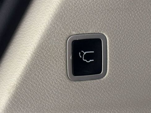 Used 2023 Chrysler Voyager LX FWD image 9
