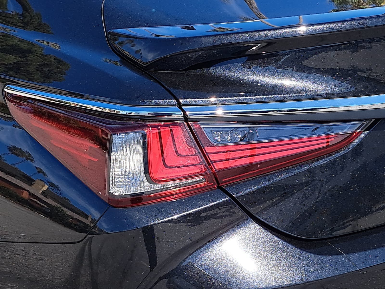 Used 2024 Lexus ES 300h w/ Premium Package FWD image 36