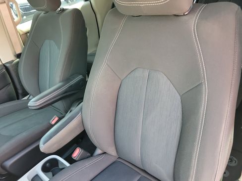 Used 2022 Chrysler Voyager LX image 6
