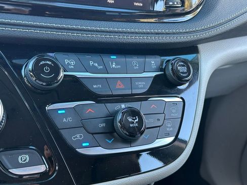 Used 2023 Chrysler Pacifica Touring-L image 56