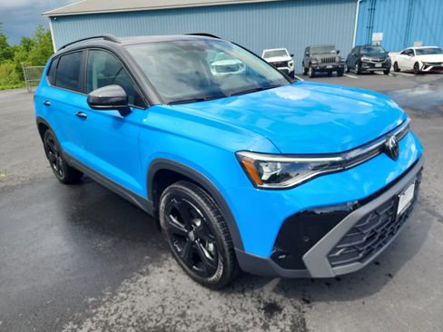 Used 2025 Volkswagen Taos SE AWD/4WD image 2