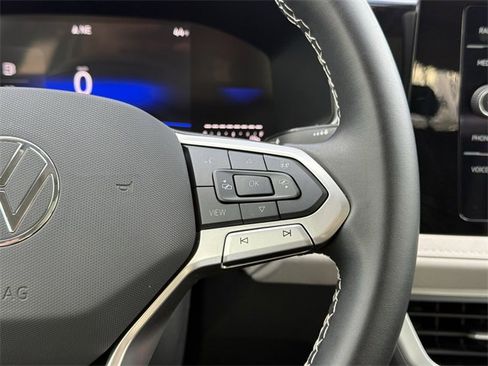 Used 2025 Volkswagen Taos SE image 12