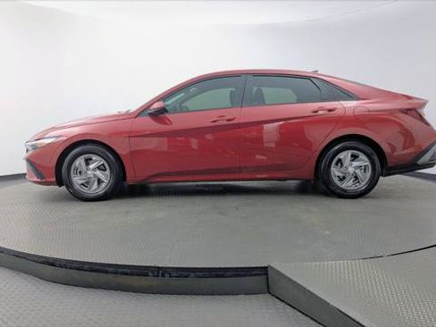 Used 2025 Hyundai Elantra SE FWD image 3