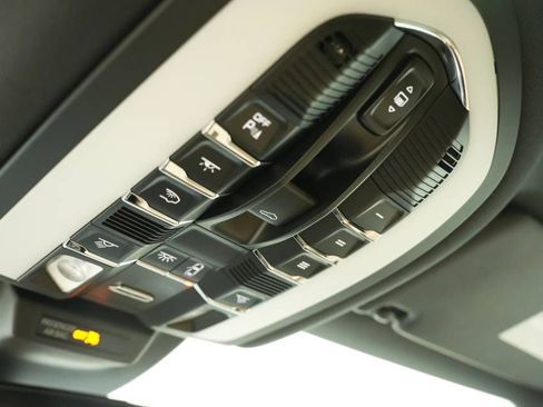 Used 2025 Porsche Macan AWD/4WD image 35