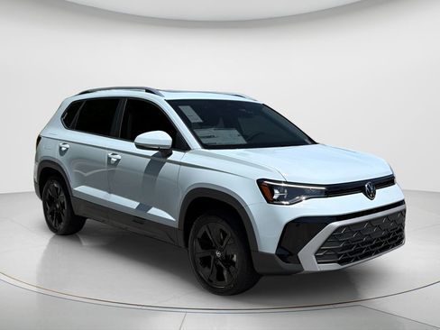 New 2026 Volkswagen Taos SE image 3