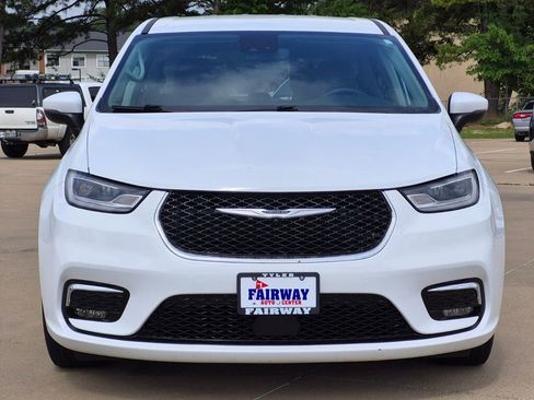 Used 2023 Chrysler Pacifica Touring-L FWD image 2