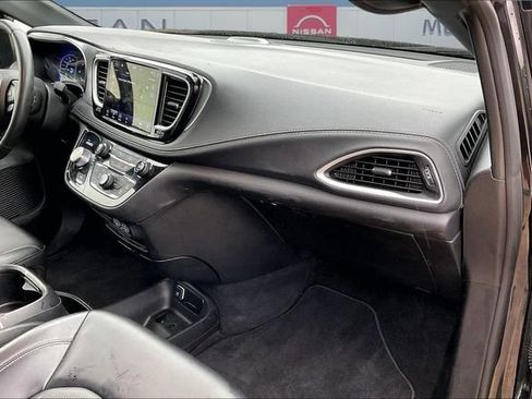 Used 2024 Chrysler Pacifica Limited FWD image 24