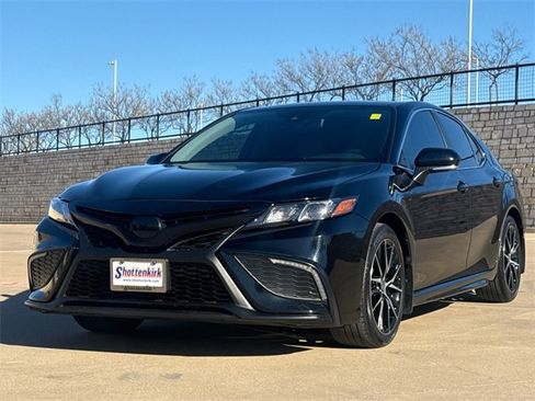 Used 2024 Toyota Camry SE image 3