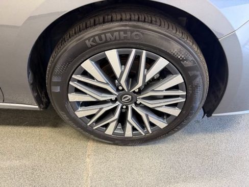 Used 2025 Nissan Altima 2.5 SV FWD image 9