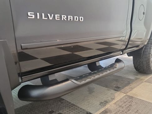 Used 2018 Chevrolet Silverado 1500 LT w/ LT Convenience Package AWD/4WD image 9