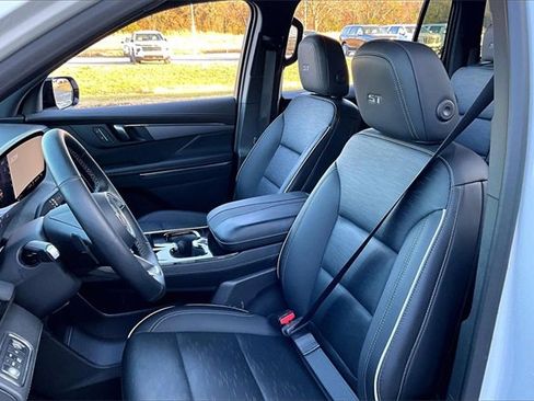 Used 2025 Buick Enclave Sport Touring image 21