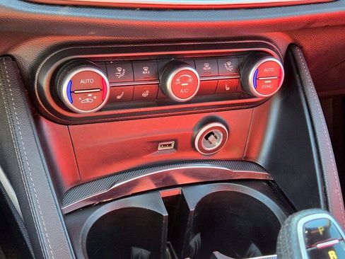 Used 2022 Alfa Romeo Stelvio Veloce AWD/4WD image 21