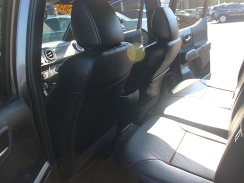 Used 2021 Toyota Tacoma TRD Sport w/ Technology Package AWD/4WD image 25