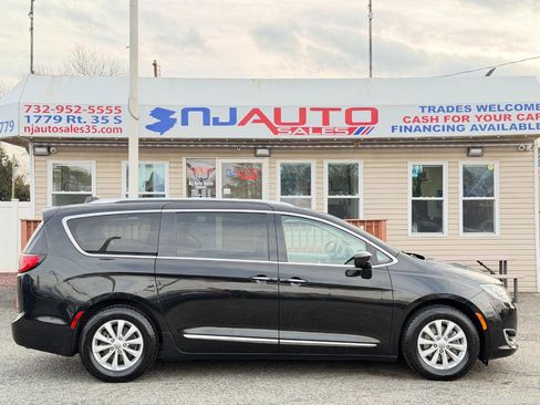 Used 2018 Chrysler Pacifica Touring-L FWD image 3