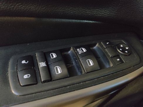 Used 2019 Jeep Cherokee Latitude w/ Cold Weather Group AWD/4WD image 27